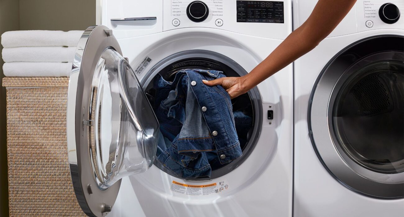 How to Remove Stains from Clothes using the Best Liquid Detergent for Washing Machine